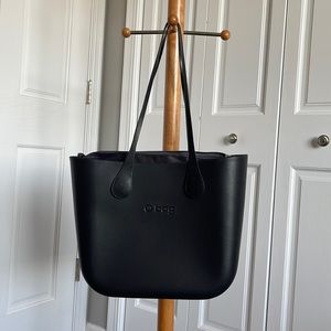 O bag in black with removable grey interior lining.